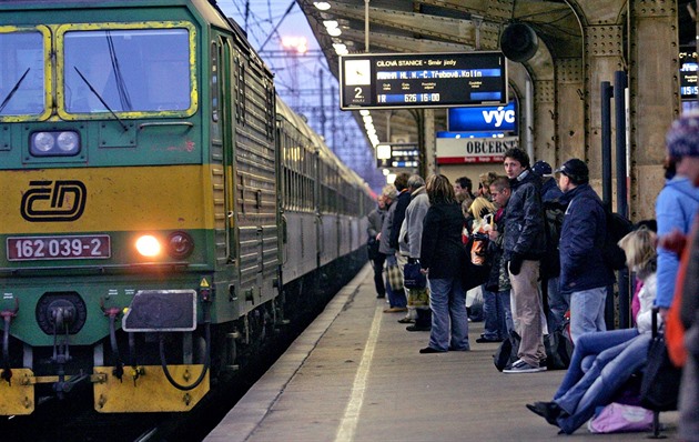 Ve Mstěticích vjely dva vlaky na stejnou kolej, zastavily pár metrů od sebe