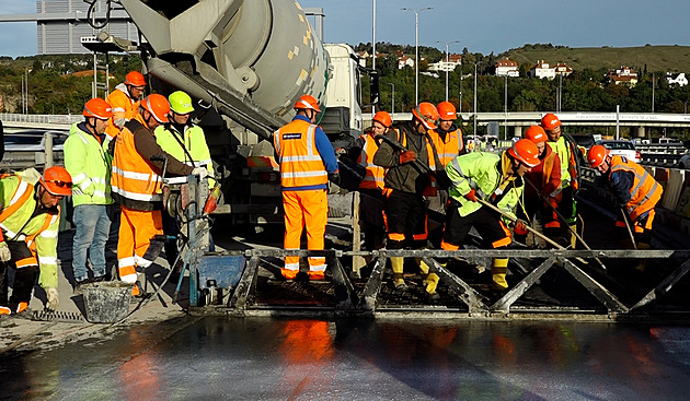 VIDEO: Pokládá se vysokopevnostní beton, oprava Barrandovského mostu finišuje