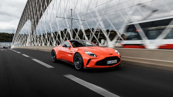 Jsem tu novej. Lepší vstup do Česka si Aston Martin nemohl přát a v Británii si mnou ruce