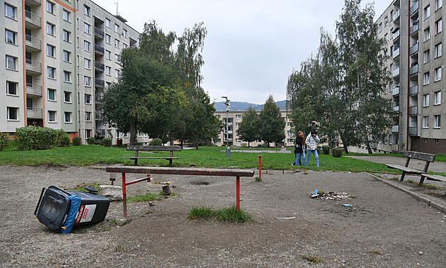 Jak Chuanyta uklízí ghetto. Loni se do Mojžíře báli i řidiči MHD, teď je tam lépe