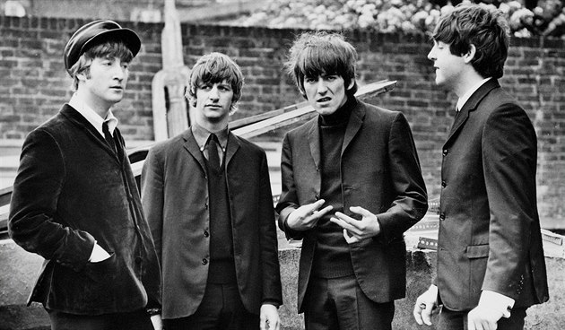 Na portrét Beatles spotřeboval 24 tisíc šroubů. Tvorbu ukázal umělec na videu