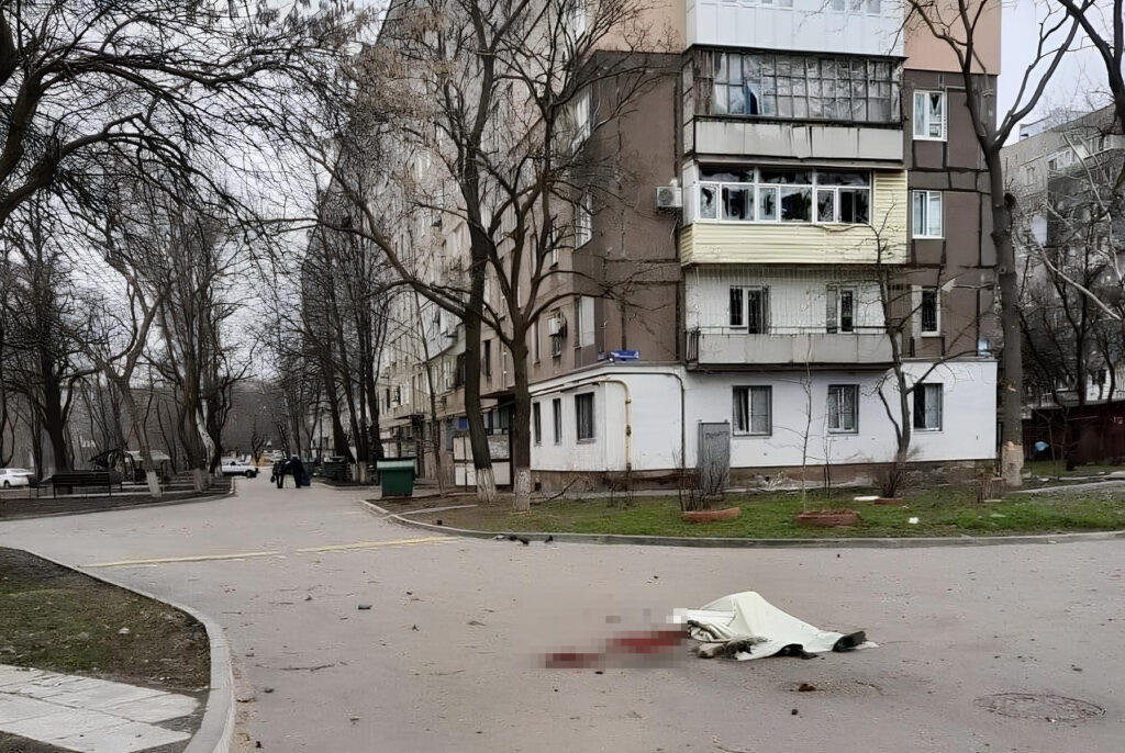 Tisíce mrtvých, praskající zdi a terminál pro zloděje. Rusové staví v Mariupolu rozjásaný hřbitov