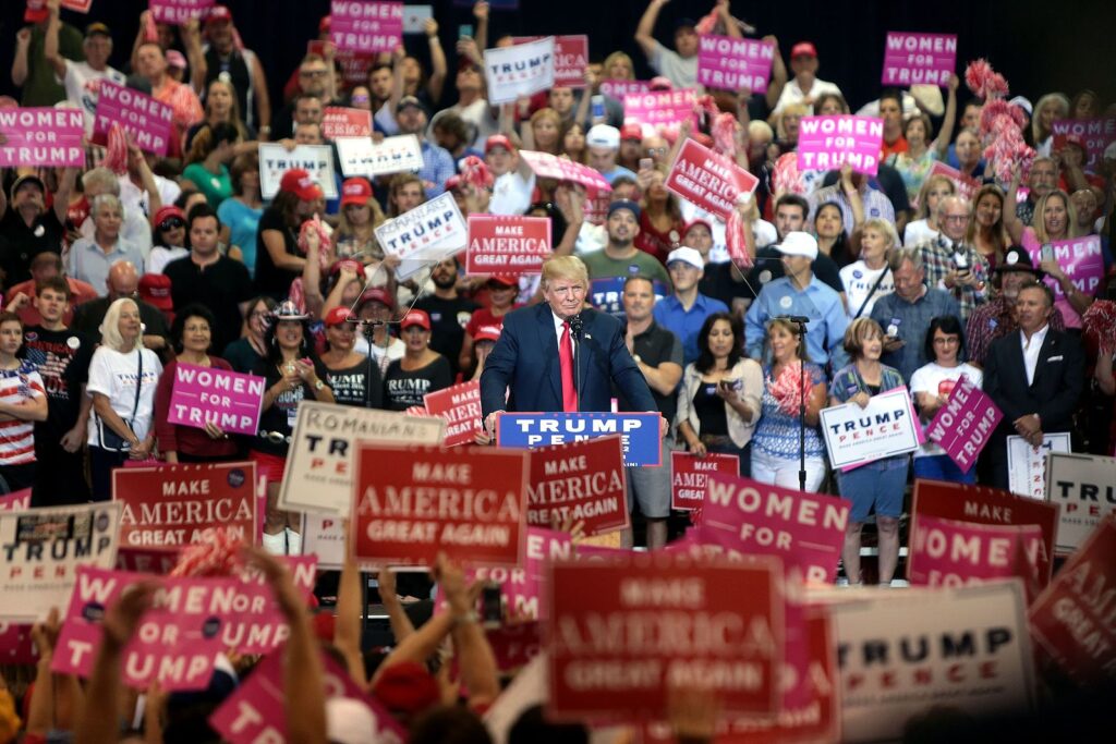 Trump nechal své fanoušky v poušti. Jeho tým absoluně selhal