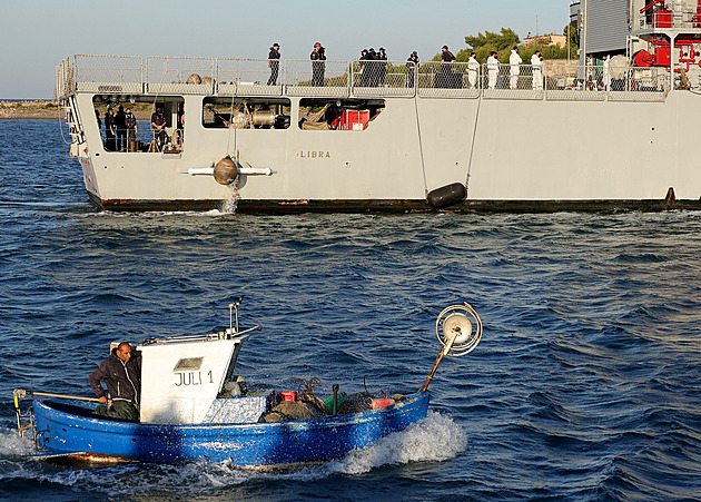 Italové začali přemisťovat migranty do Albánie. Připlula první loď