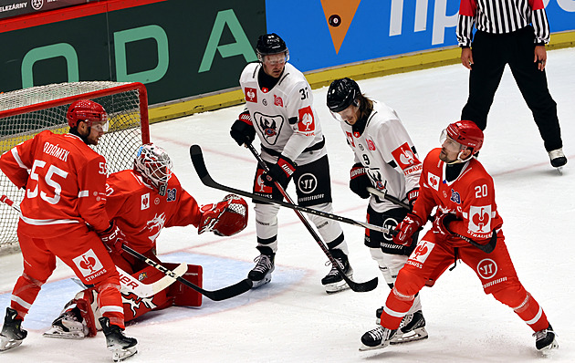 ONLINE: Třinec čelí v Lize mistrů Osvětimi, na Pardubice čeká Sheffield