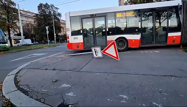 Řidič autobusu špatně pochopil dispečera, porazil značku a vjel na koleje