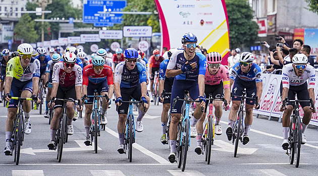 Hromadný pád přerušil třetí etapu závodu v Číně, šest cyklistů skončilo