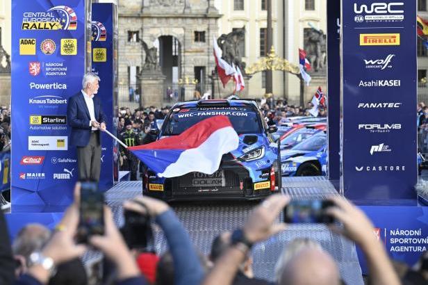 

Prezident Pavel odstartoval Středoevropskou rallye, úvod zvládl nejlépe Ogier

