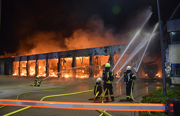 Nová hasičská zbrojnice v Německu lehla popelem, neměla protipožární alarm