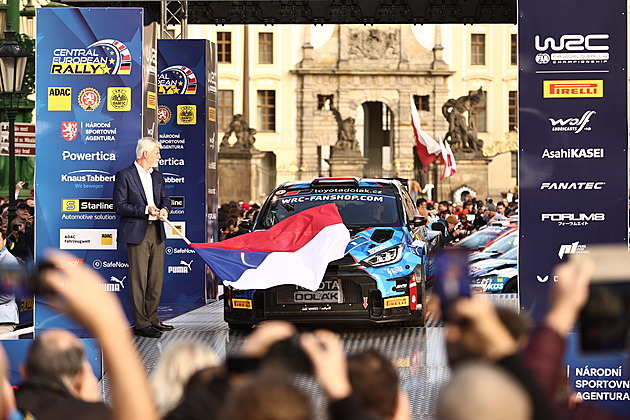 Prezident Pavel zahájil rallye v Česku, z Hradu závoďáky svištěly do Chuchle