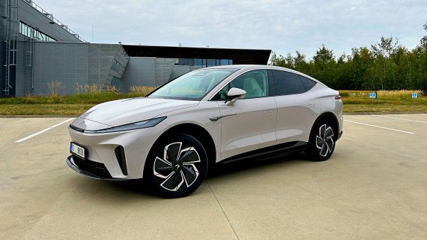 Trochu Mercedes, trochu Tesla a dokonce umí česky. Čínský elektromobil Rising R7 boduje nejen cenou