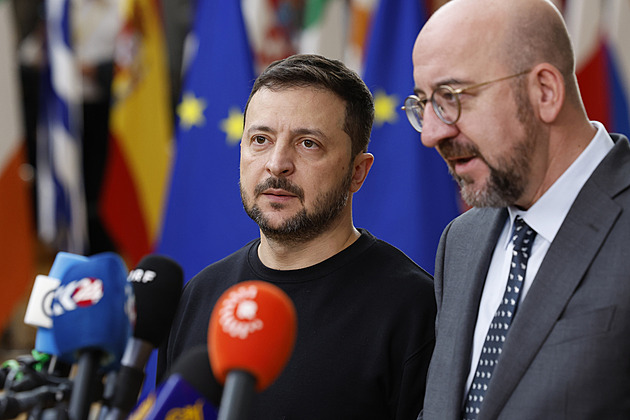 Zelenskyj představuje v Bruselu plán na vítězství. Michel mu slíbil rychlejší pomoc