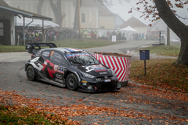 Desítky litrů svařáku či sekaná. Fanoušci rallye hltají, přistavili i dodávku