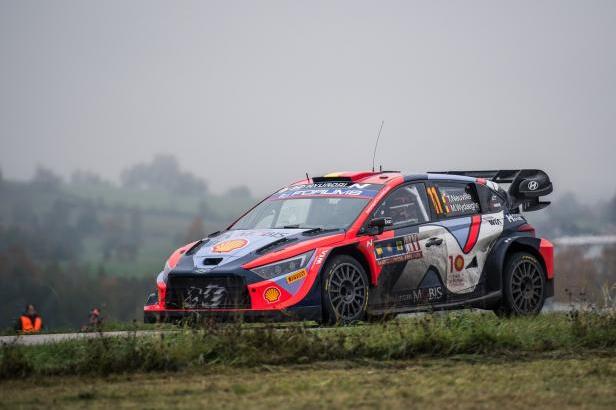 

První etapa Středoevropské rallye patřila Neuvilleovi, Mareš je jedenáctý

