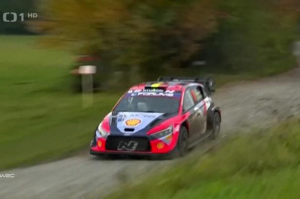 

Středoevropskou rallye vede Neuville, Mareš je jedenáctý

