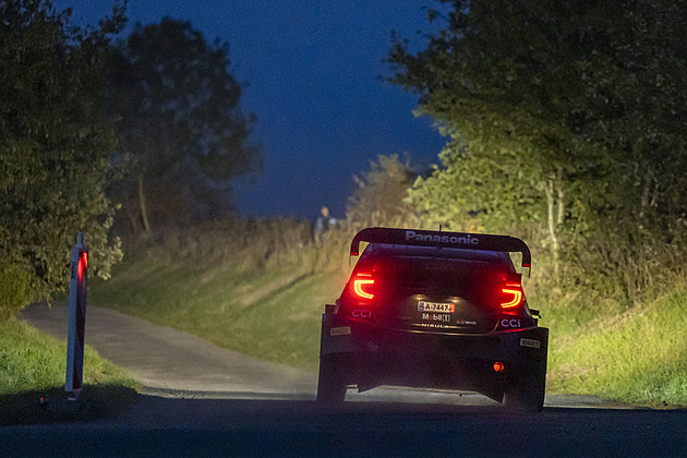 Rallyové hvězdy odstartoval prezident. Skákaly pak v Chuchli a závodily nocí