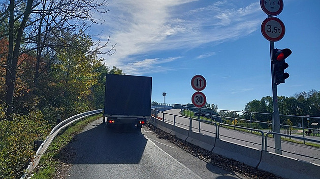 Řidič nerespektoval před mostem dopravní značku, zastavily ho ocelové zábrany