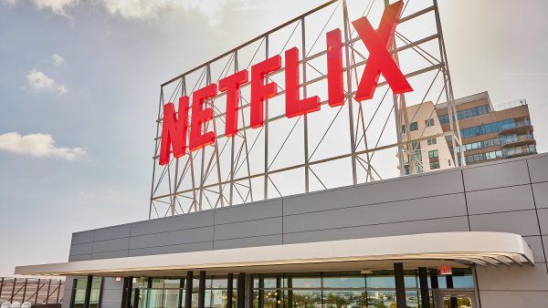 Spanilá jízda pokračuje. Netflix zdražuje, přesto získal dalších 5 milionů zákazníků. A vychází mu i sázka na reklamní byznys