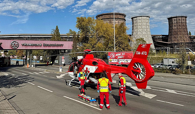 V Třineckých železárnách se muž zřítil z pěti metrů, vážně si poranil obě nohy