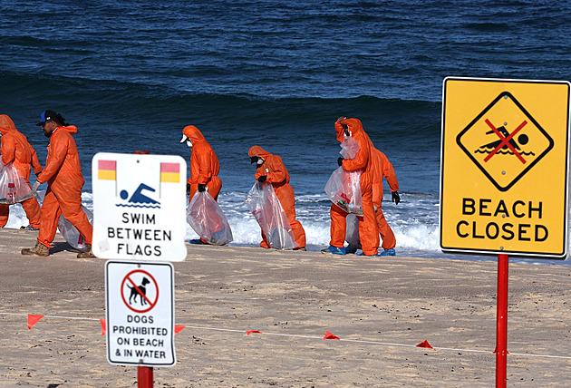 Záhadné černé koule uzavřely pláže u Sydney. Z čeho jsou, se už vysvětlilo