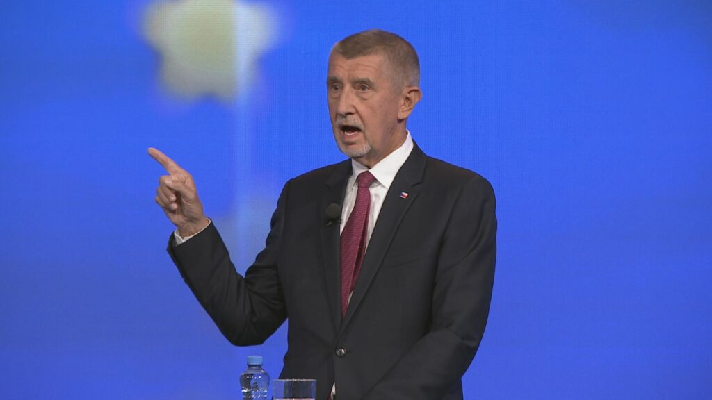 Babiš zneužil komunikační chybu vlády v debatě o platech politiků ke kampani