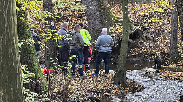 Policejní zásah v Kunratickém lese, z potoka vylovili lidské tělo