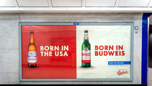 Budvar se na billboardech v Británii opřel do amerického konkurenta. V kampani vystupuje i Michael Jordan či Julia Robertsová