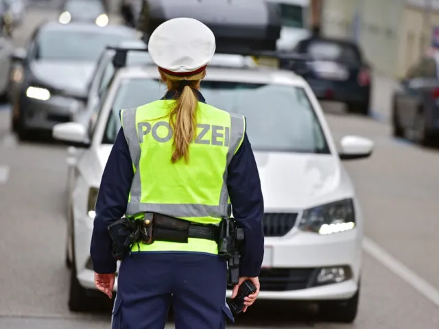 Řidič uháněl po dálnici rychlostí 225 km/h. Přišel o auto i řidičák