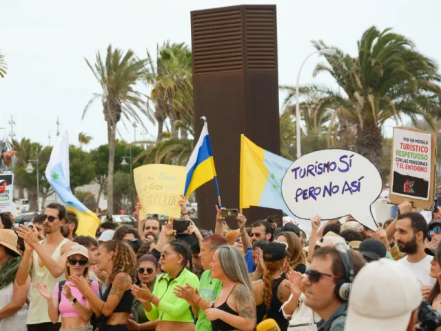 „Tato pláž je naše.“ Tisíce lidí protestovaly proti turismu na Kanárských ostrovech