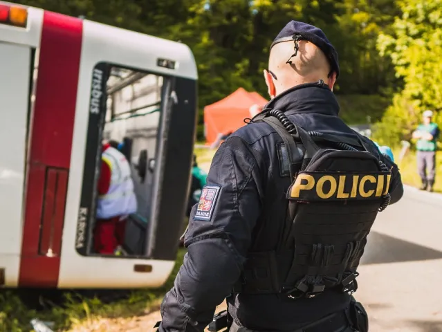 Zadlužený stát chce bezpečnostním sborům dát 1500 korun pro každého. Policistů na hlavu přitom během let přibylo