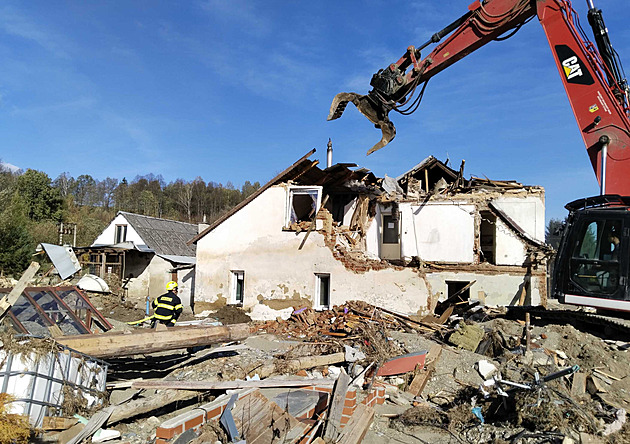 Poslanci mají schvalovat mimořádnou podporu lidí postižených povodněmi