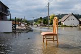 Příspěvek na péči o děti i bydlení. Sněmovna schválila mimořádnou pomoc lidem zasaženým povodněmi