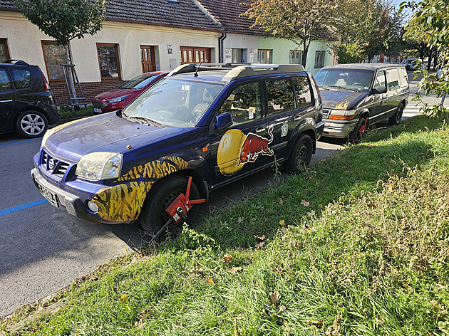 Proti autovrakům bojují botičkami i odtahy. Z modrých zón odvezli první vozy