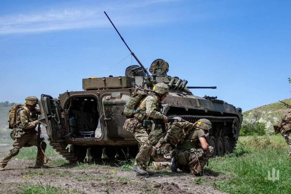 VIDEO: Pekelná dopravní zácpa u Selydove. Okupanti odepsali dalších pět transportérů a tank