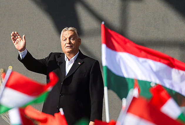 Braňte se Bruselu jako v roce 1956 Sovětům, hřímal Orbán na výročí povstání