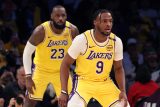 LeBron James znovu přepsal historii NBA, v dresu Lakers nastoupil společně se synem Bronnym