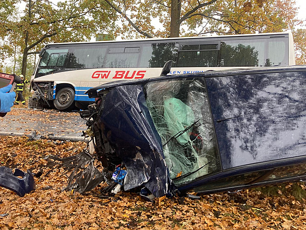 Na Českobudějovicku se srazilo auto s autobusem, osm cestujících vylezlo oknem