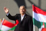 Orbán vyzval Maďary k odporu vůči Bruselu po vzoru roku 1956. Popularita jeho strany klesá