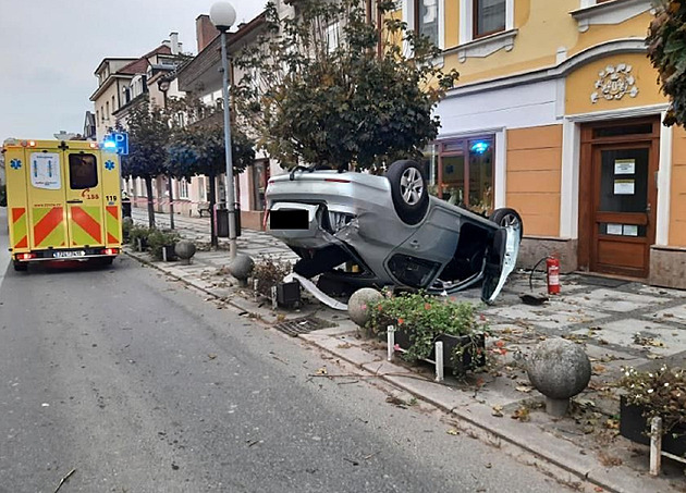 Řidička vyjela ze silnice a trefila strom, dům i chodkyni, auto zůstalo na střeše