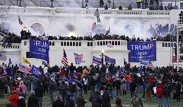 Scénář Trumpova převratu. Sám volby zvrátit nedokáže, ale cestu by si našel