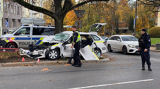 Taxi se při nehodě zaklínilo pod koly vojenské tatry, řidič je vážně zraněný