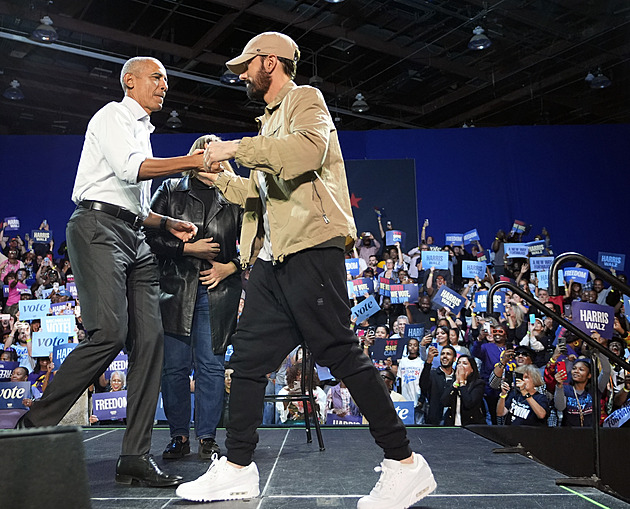 VIDEO: Obama na mítinku Harrisové zkoušel rapovat Eminema