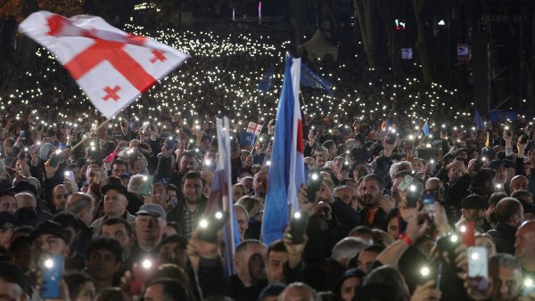 Gruzie na rozcestí. Mocný oligarcha se lísá k Rusku, opozice chce po volbách na Západ