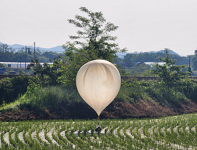 KLDR vyslala na Soul další balon s odpadky. Dopadl do prezidentského areálu