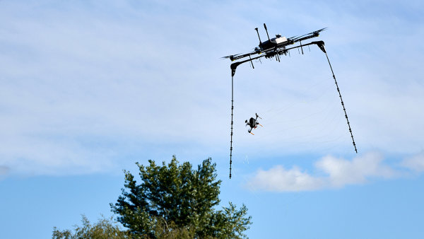 Najít alapit dosítě. Český lovec dronů ochrání továrny ielektrárny