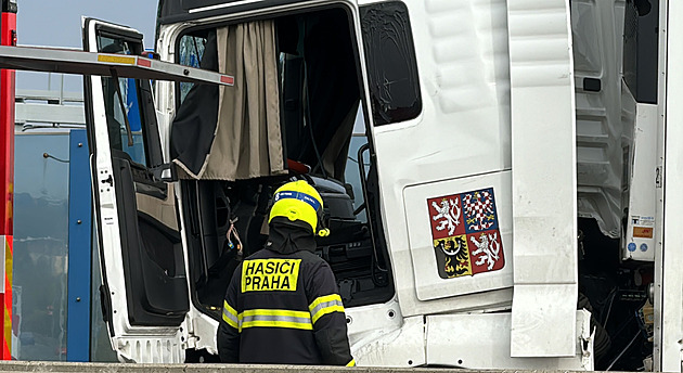 Pražský okruh uzavřela nehoda tří kamionů, hasiči vyprošťovali řidiče