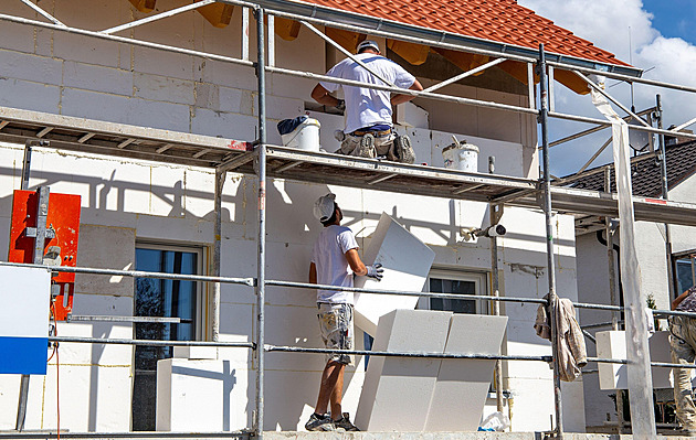 Přílišná sázka na soláry. Češi renovují bydlení špatně