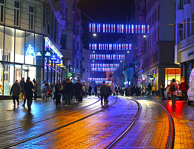 Brnu došla trpělivost s poruchovými girlandami, dodavatel je odstraní a peníze vrátí