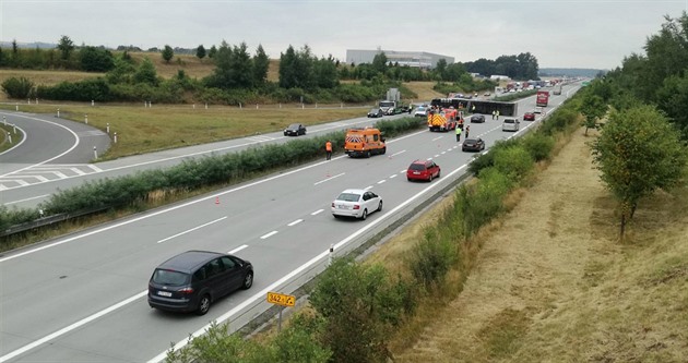 Dálnice D1 z Ostravy na Prahu stojí, převrátilo se tam nákladní auto