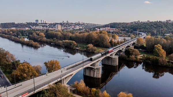 Jeden relikt hluboké totality právě zmizel. Branický most se dočkal druhé koleje, skutečně pomůže ale až časem